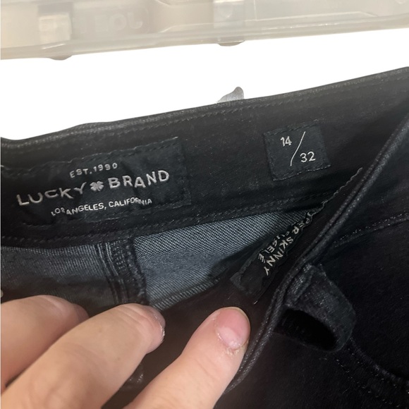 A black pair of Lucky Brand Jeans in size 14 X 32 - Picture 4 of 6